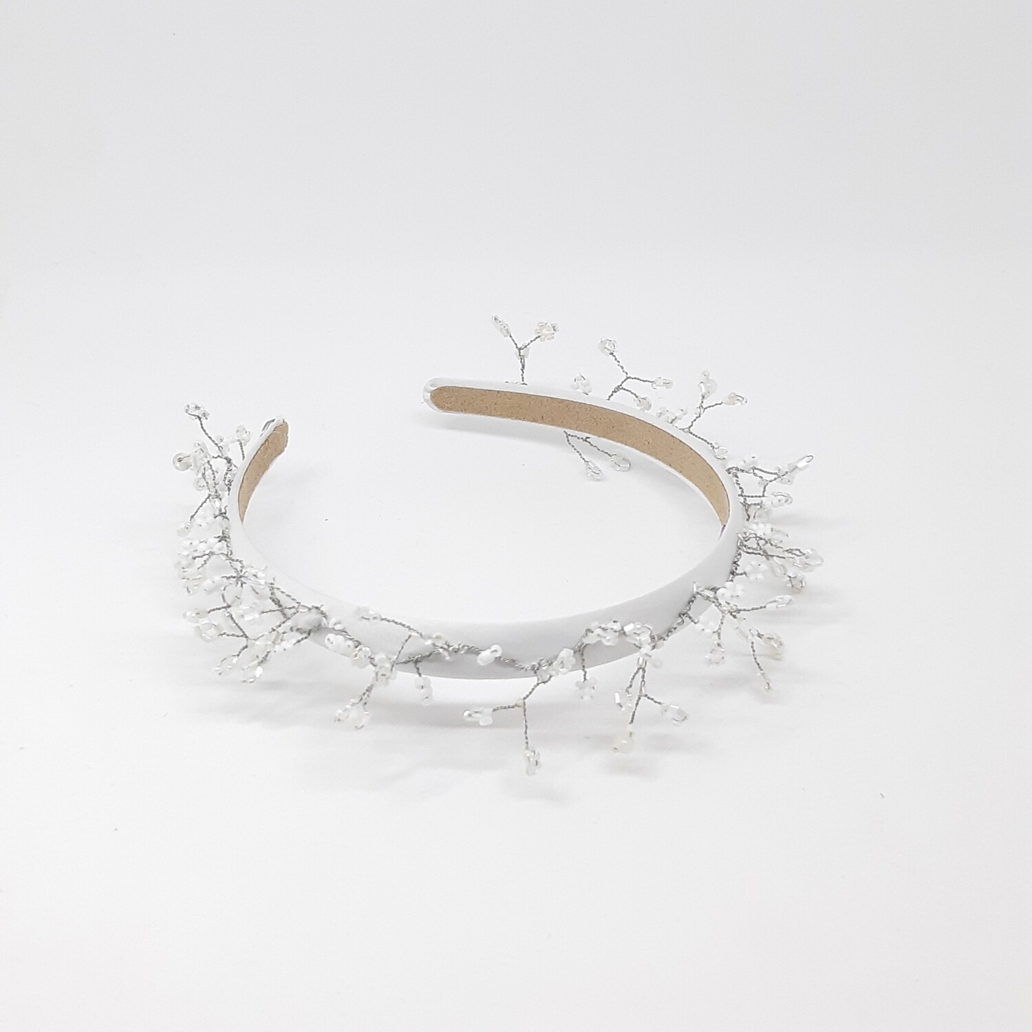 Diadeem met fijne witte rocailles op zilverkleurige draad
