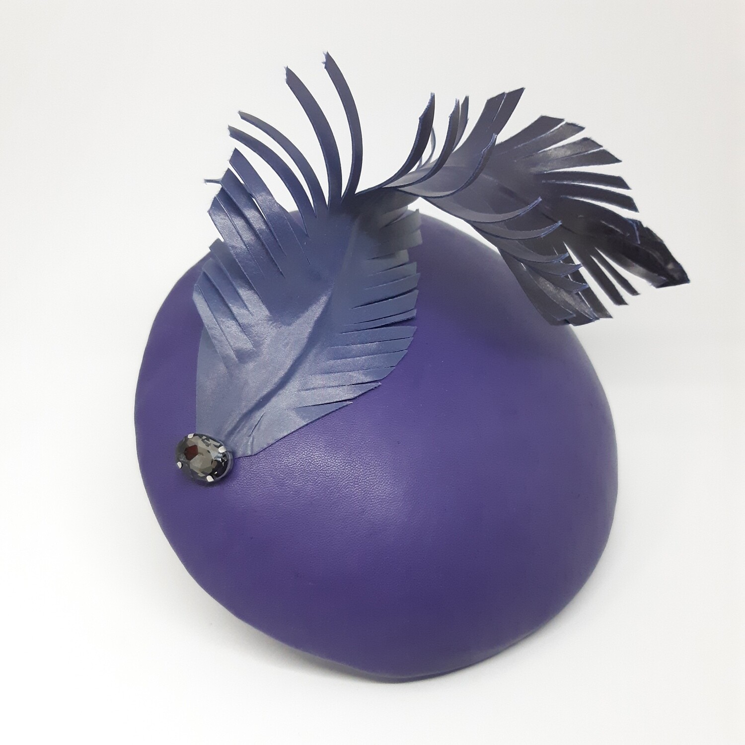 Fascinator - violet lamsleder met pluim en Swarovski kristal
