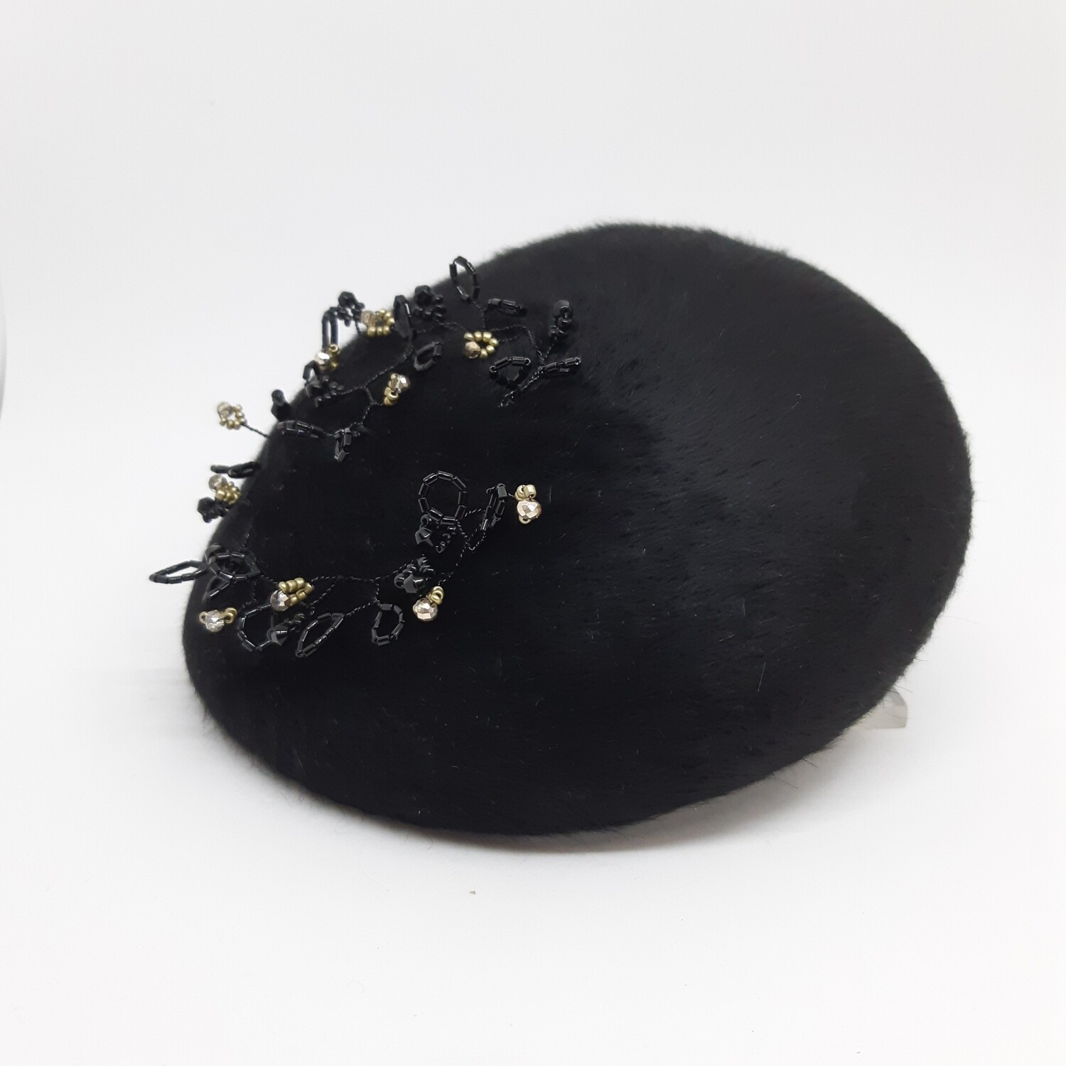 Fascinator in zwarte melusine vilt met zwarte en bronzen perlage