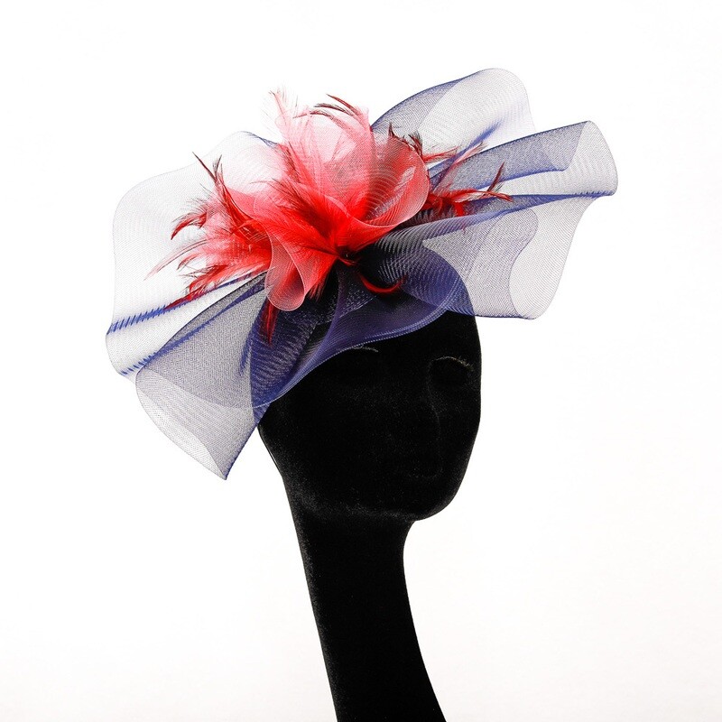 Fascinator in blauwe en roze crinoline en wijn rode veren