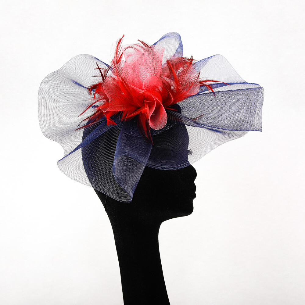 Fascinator in blauwe en roze crinoline en wijn rode veren
