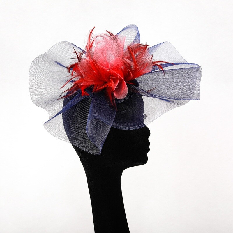 Fascinator in blauwe en roze crinoline en wijn rode veren