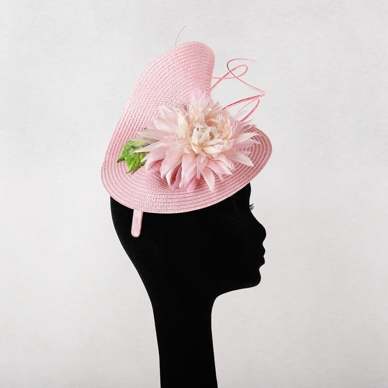 Roze fascinator op diadeem met zacht roze chrysant en pennen