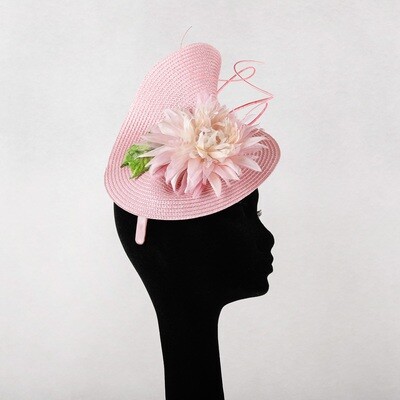 Roze fascinator op diadeem met zacht roze chrysant en pennen