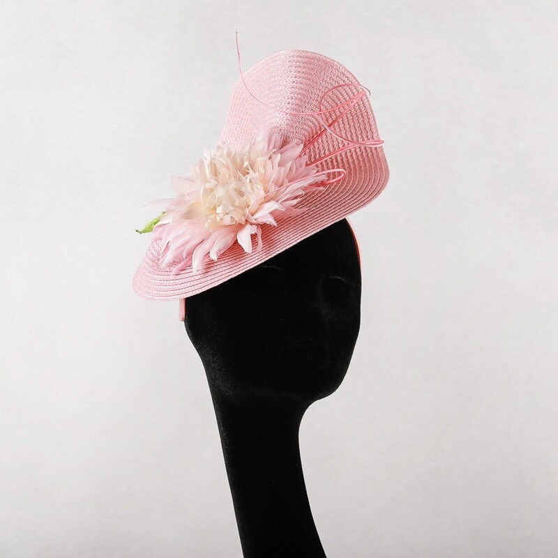 Roze fascinator op diadeem met zacht roze chrysant en pennen Roze fascinator op diadeem met zacht roze chrysant en pennen