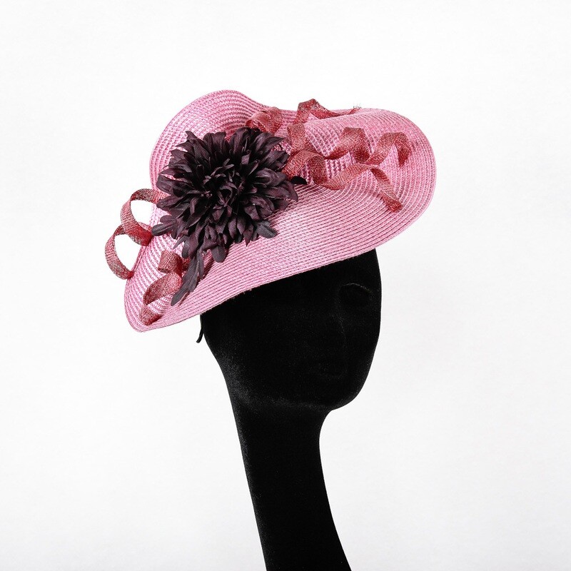 Zacht violet rode fascinator op diadeem met aubergine chrysant Zacht violet rode fascinator op diadeem met aubergine chrysant