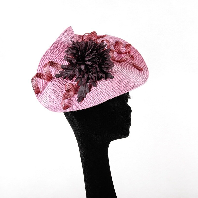 Zacht violet rode fascinator op diadeem met aubergine chrysant