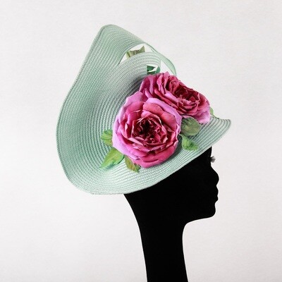 Munt groene fascinator op diadeem met 3 grote diep roze rozen