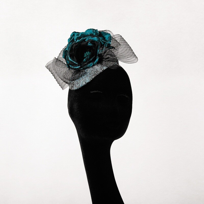 Fascinator - plateau met taft zijde roos en zwarte plisse crine