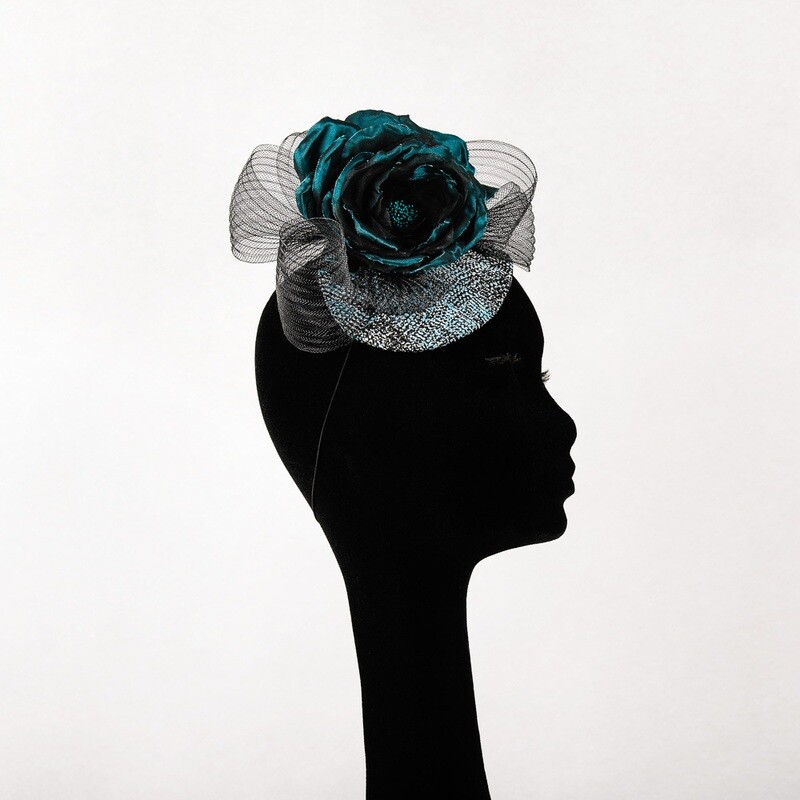 Fascinator - plateau met taft zijde roos en zwarte plisse crine