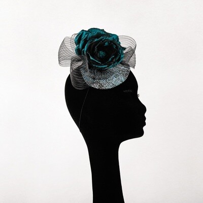 Fascinator - plateau met taft zijde roos en zwarte plisse crine