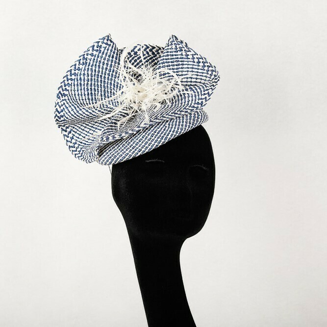 Fascinator in tojo - blauw en wit met tros witte veren