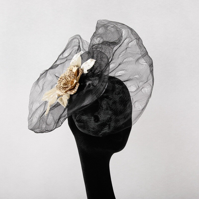 Fascinator - zwart crine met witte roos in visleder