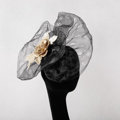 Fascinator - zwart crine met witte roos in visleder