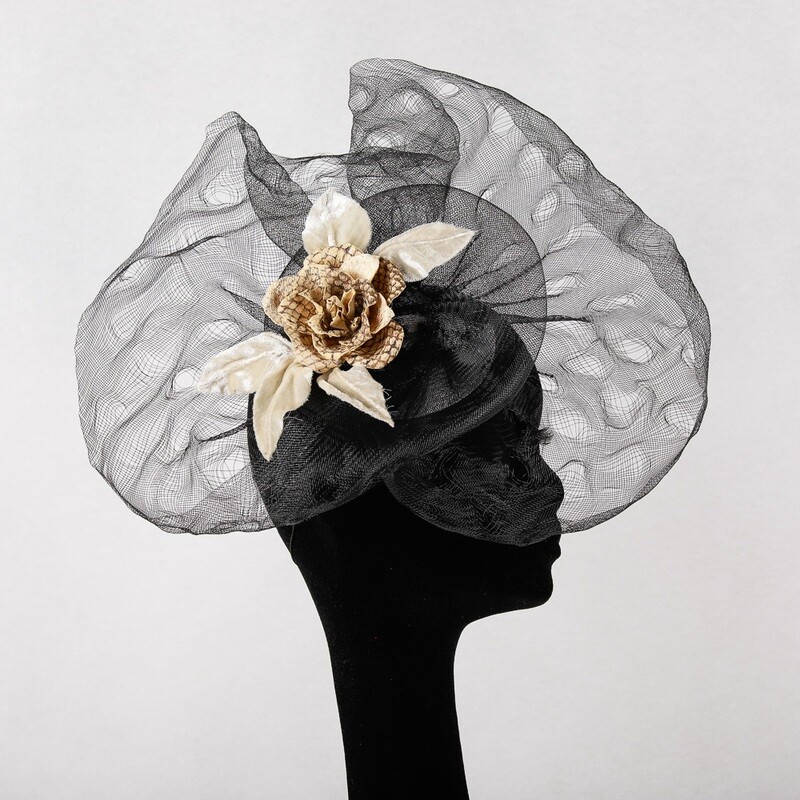 Fascinator - zwart crine met witte roos in visleder