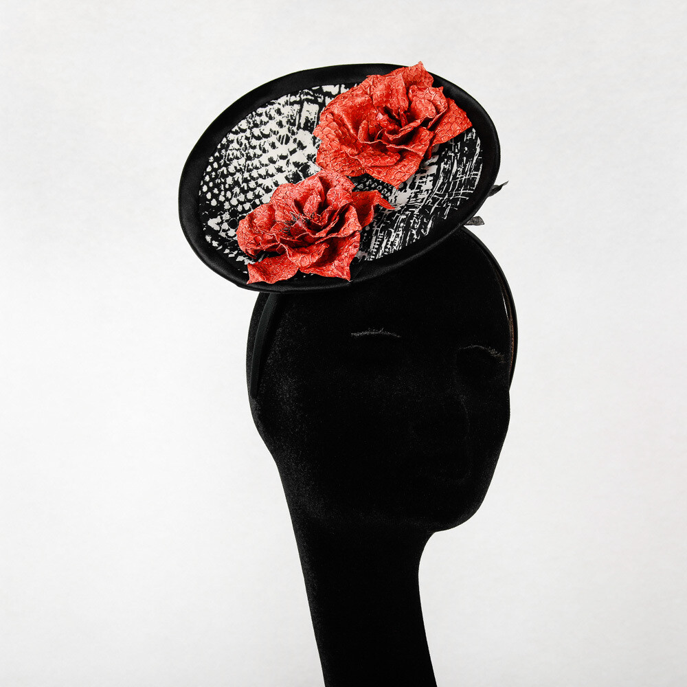 Fascinator disk - stof zwart wit print en oranje rozen in visleder