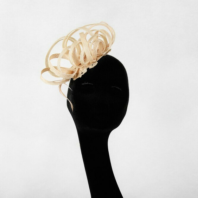 Fascinator loops in sinamay afgeboord met kant - beige