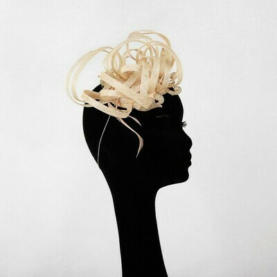 Fascinator loops in sinamay afgeboord met kant - beige