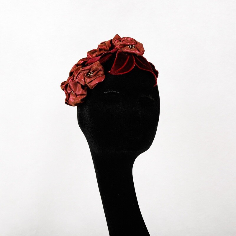 Fascinator met bordeaux velours pompom bloemetjes en tasje
