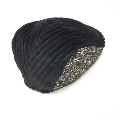 Winter pet in zwarte rib velours en olijf grijze bouclé