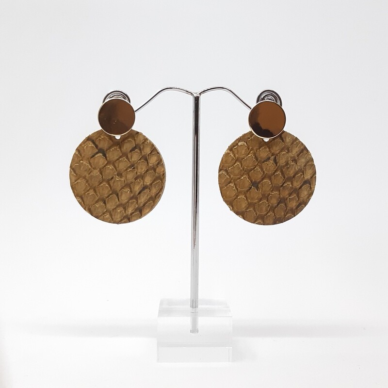 Oorbellen - Oceanic goudkleurige steker met cognac zalmleder