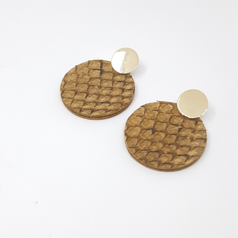 Oorbellen - Oceanic goudkleurige steker met cognac zalmleder