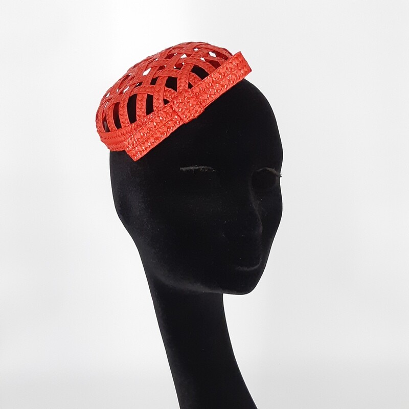 Mini beret in rode bandstro met strik Mini beret in rode bandstro met strik