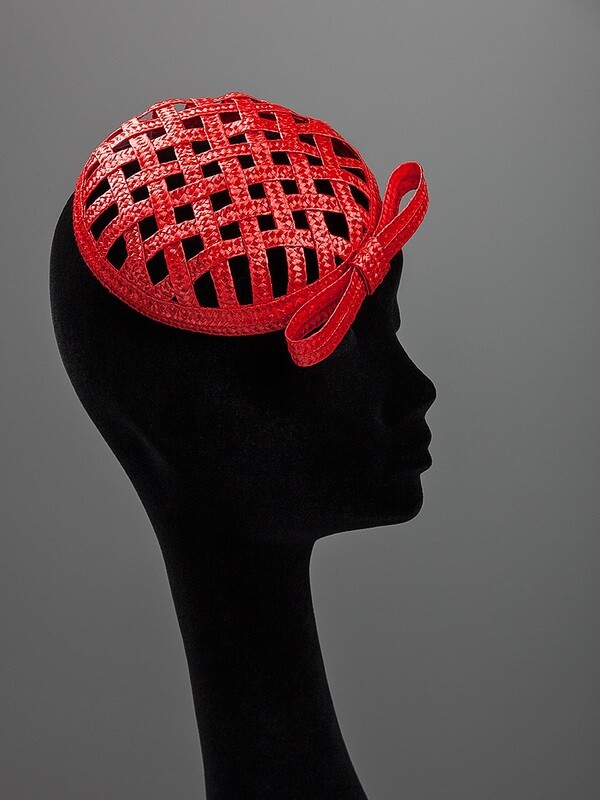 Mini beret in rode bandstro met strik