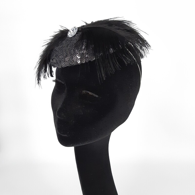 Fascinator in zwarte pailetten stof met zwarte versiering