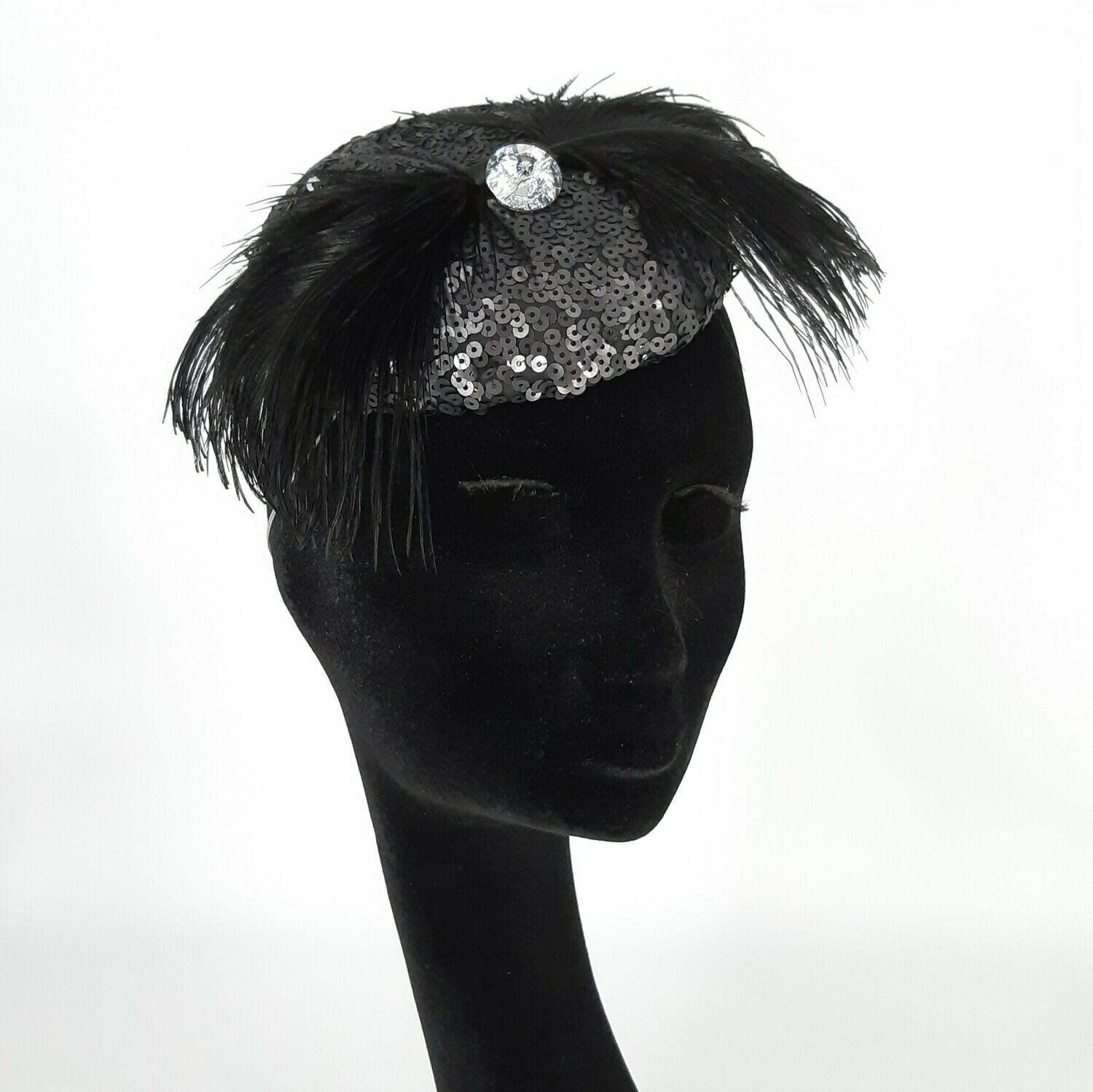 Fascinator in zwarte pailetten stof met zwarte versiering