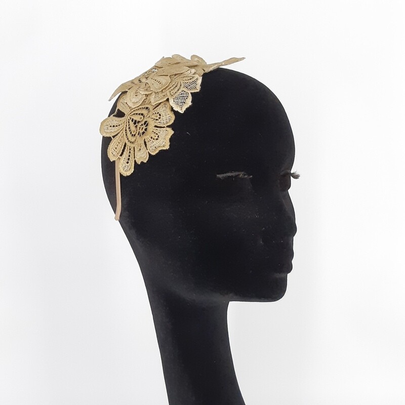 Fascinator diadeem met beige Guipure kant
