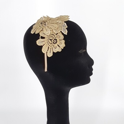 Fascinator diadeem met beige Guipure kant