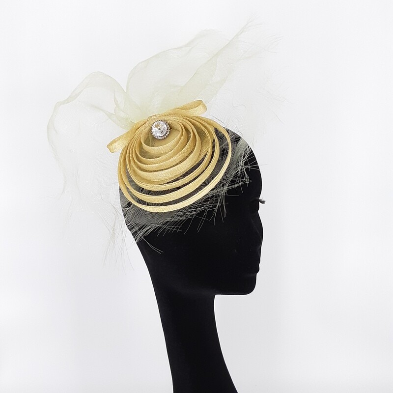 Fascinator met crine & loops in gele sinamay Fascinator met crine & loops in gele sinamay