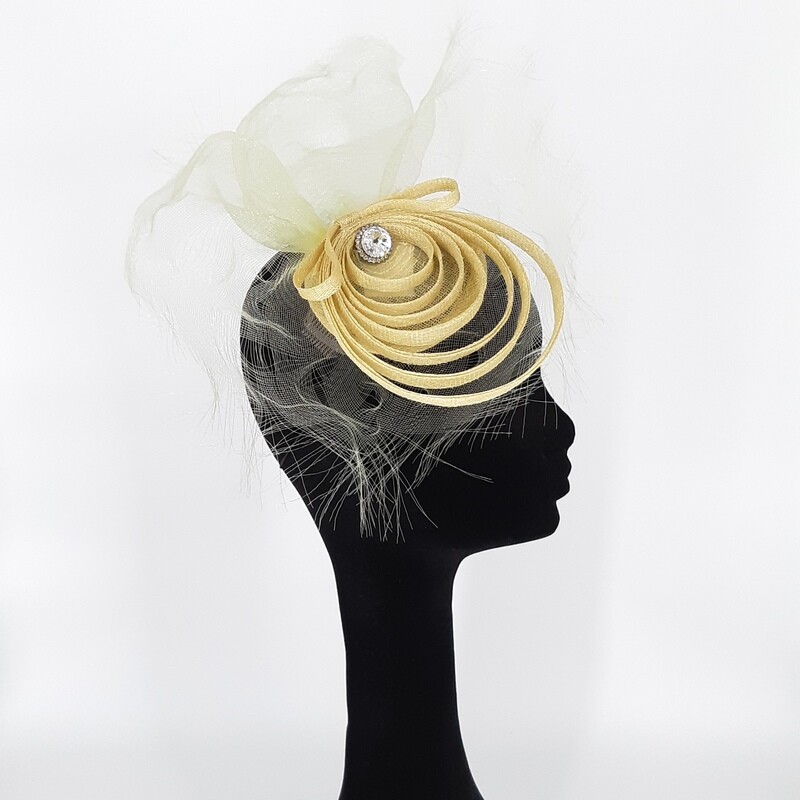 Fascinator met crine &amp; loops in gele sinamay