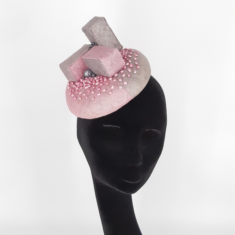 Handgemaakte Fascinator – Couture Cocktailhoed met Parels Handgemaakte Fascinator – Couture Cocktailhoed met Parels