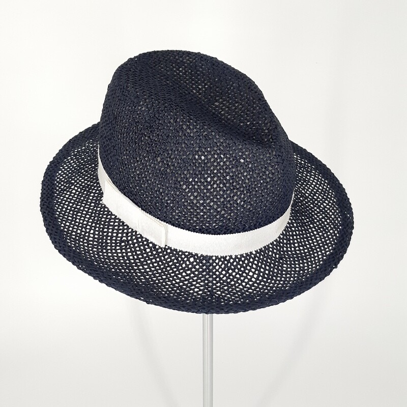 Zomer fedora hoed in donker blauw papyrus