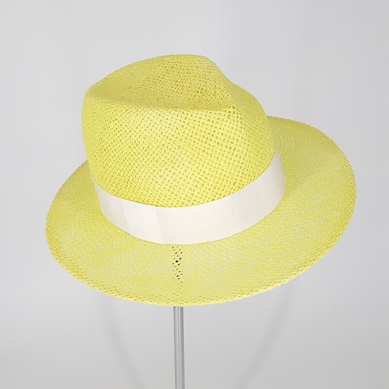 Zomer fedora hoed in papyrus geel met hoge kroon