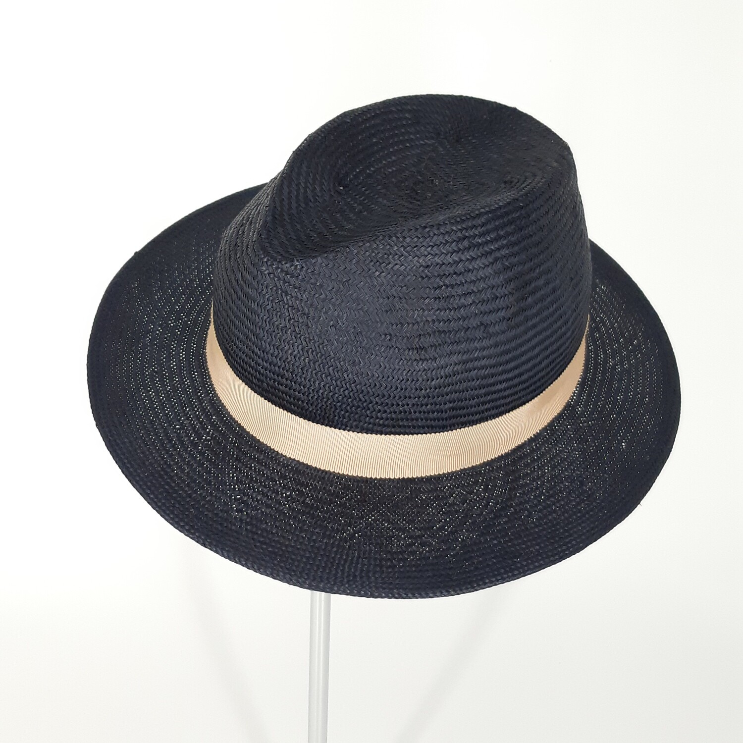Zomer fedora hoed in donker blauwe parasisal met kleine rand