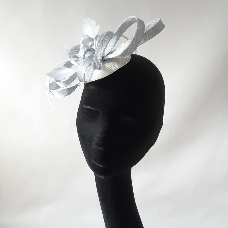 Fascinator met loops en veren - licht blauw
