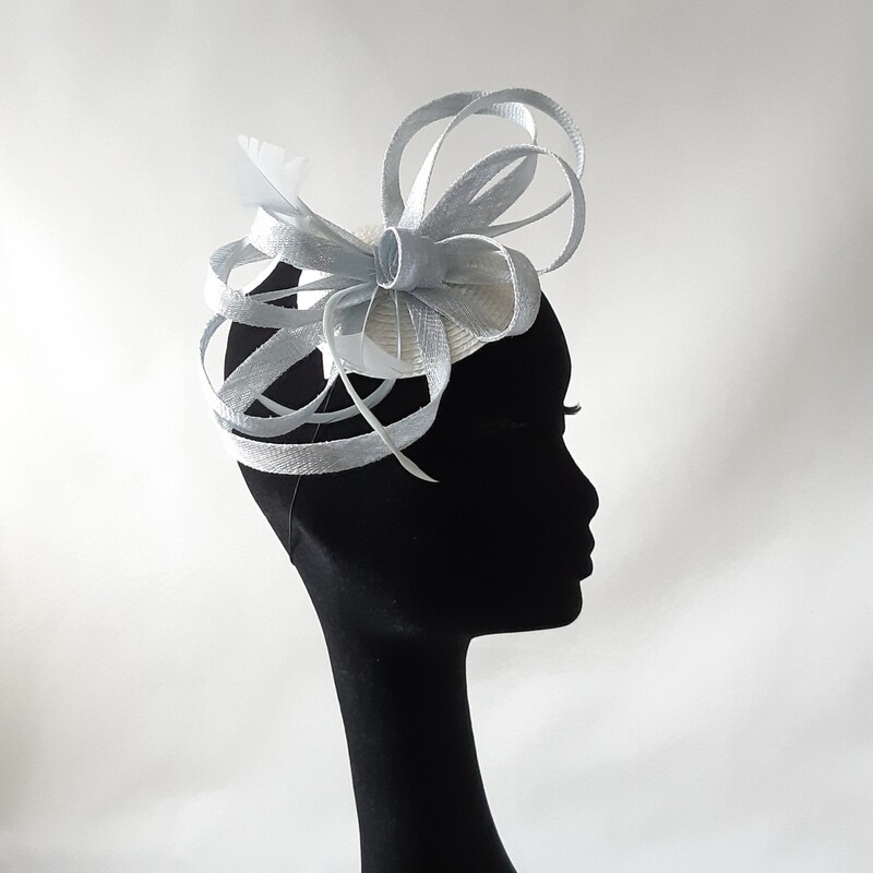 Fascinator met loops en veren - licht blauw