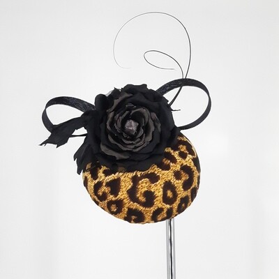 Fascinator - mini beret in luipaard print met taft roos