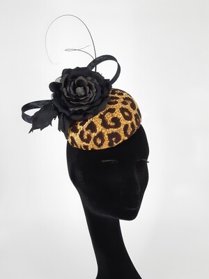 Fascinator - mini beret in luipaard print met taft roos