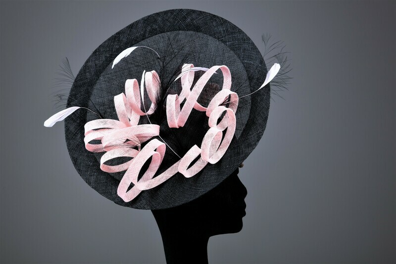 Grote fascinator in sinamay met loops en veren