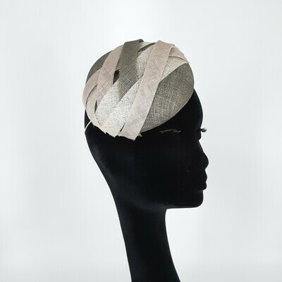 Fascinator - mini beret in tinten grijs - sinamay