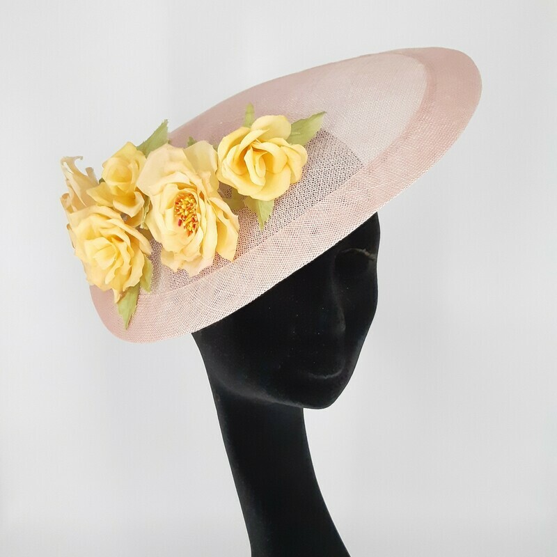 Fascinator in sinamay &amp; handgemaakte zijden thee rozen