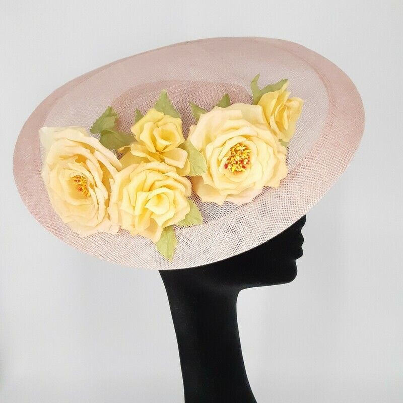 Fascinator in sinamay &amp; handgemaakte zijden thee rozen