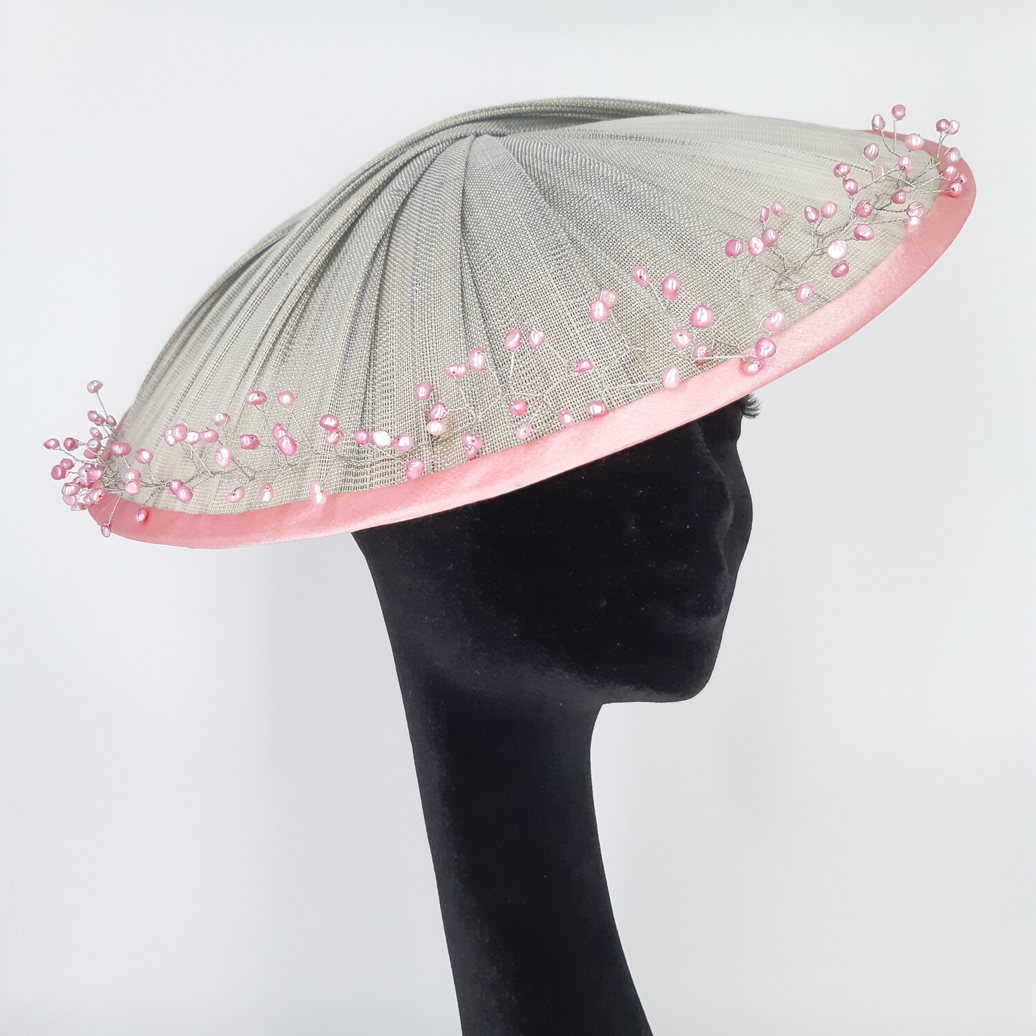 Fascinator - Diorabella in buntal met versiering