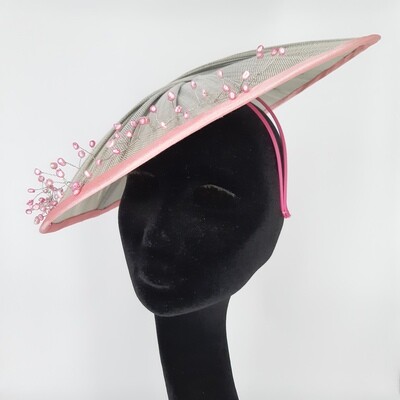 Fascinator - Diorabella in buntal met versiering