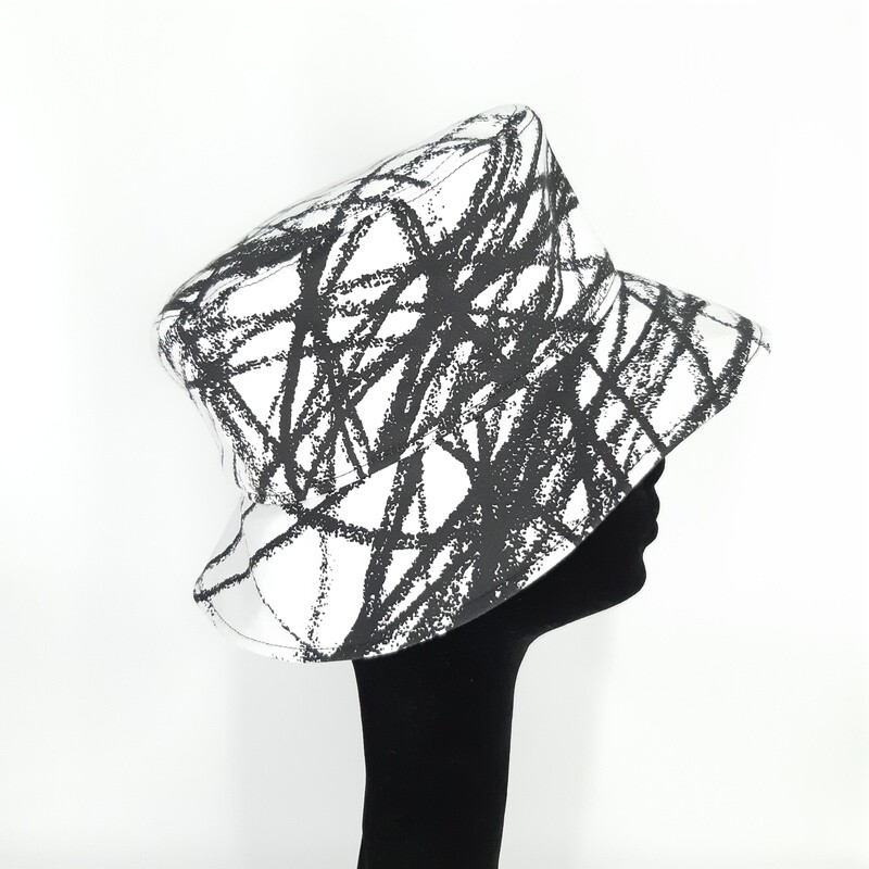 Bucket hoed met zwarte kriskras print