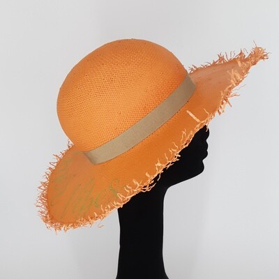 Zomerhoed met quote en gerafelde rand